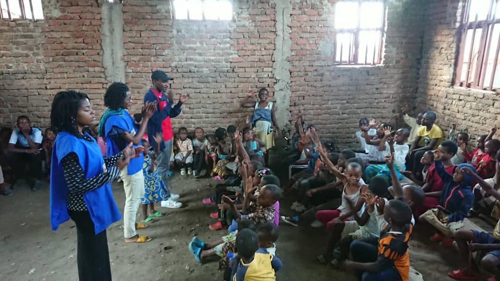 Lebensmittel und Prävention der Ansteckung in Bukavu im Ostkongo: im Zentralgefängnis und bei den Straßenkindern